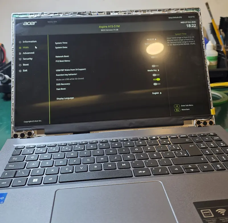 Acer Aspire A15-51M com a tela nova Full HD IPS exibindo o setup do BIOS sem manchas