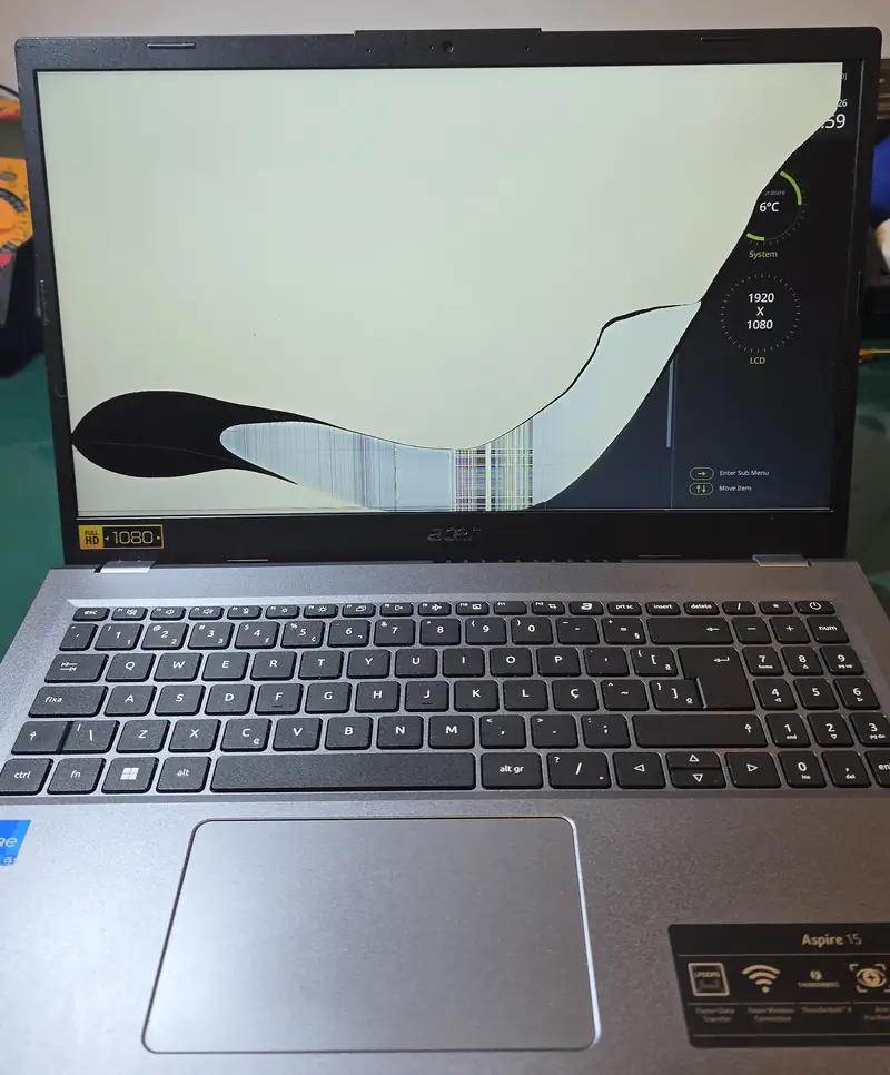 Acer Aspire A15-51M ligado com a tela quebrada, mostrando grandes manchas pretas e faixas de linhas verticais