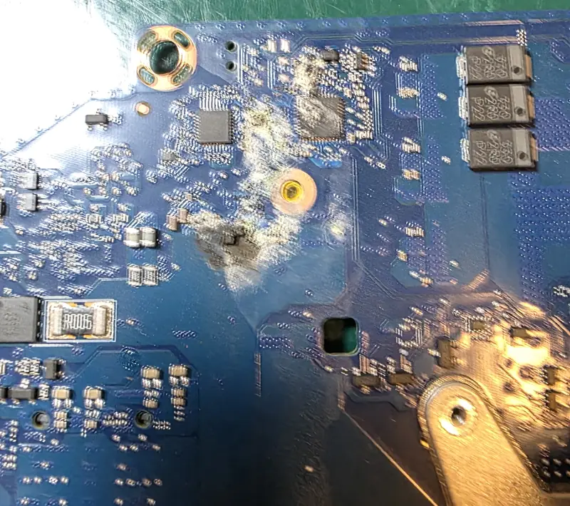 Placa-mãe do Acer Nitro V15 com manchas de corrosão e resíduos deixados pelo líquido