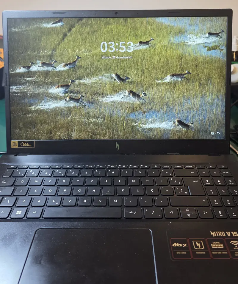 Acer Nitro V15 ligado após o reparo da placa-mãe, mostrando a tela de bloqueio do Windows