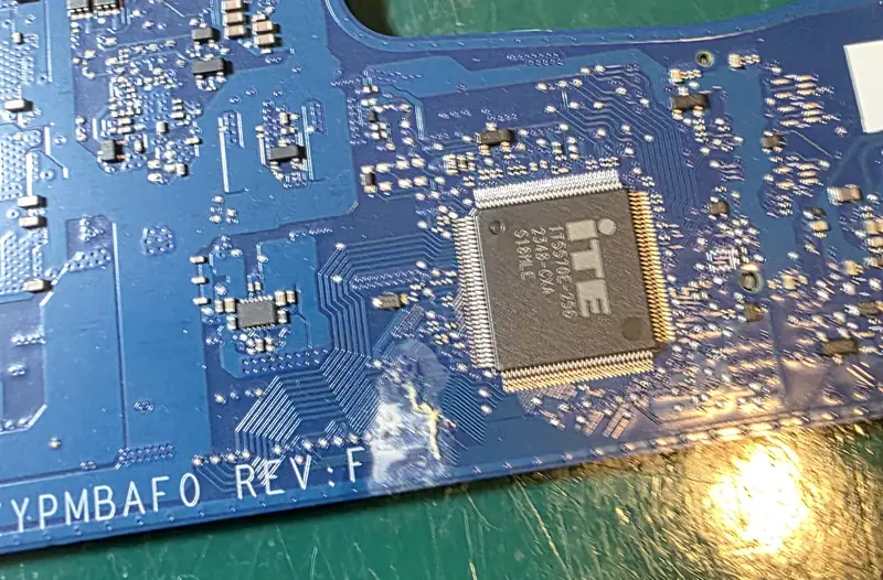Placa-mãe revisão F do Acer Nitro V15, com o controlador de teclado e energia ITE e resíduo de líquido na borda