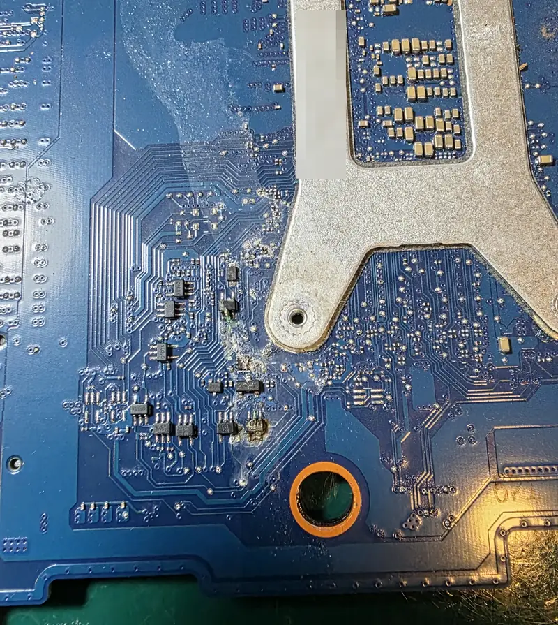 Região do processador na placa do Acer Nitro V15 com marcas de líquido seco e pontos de oxidação