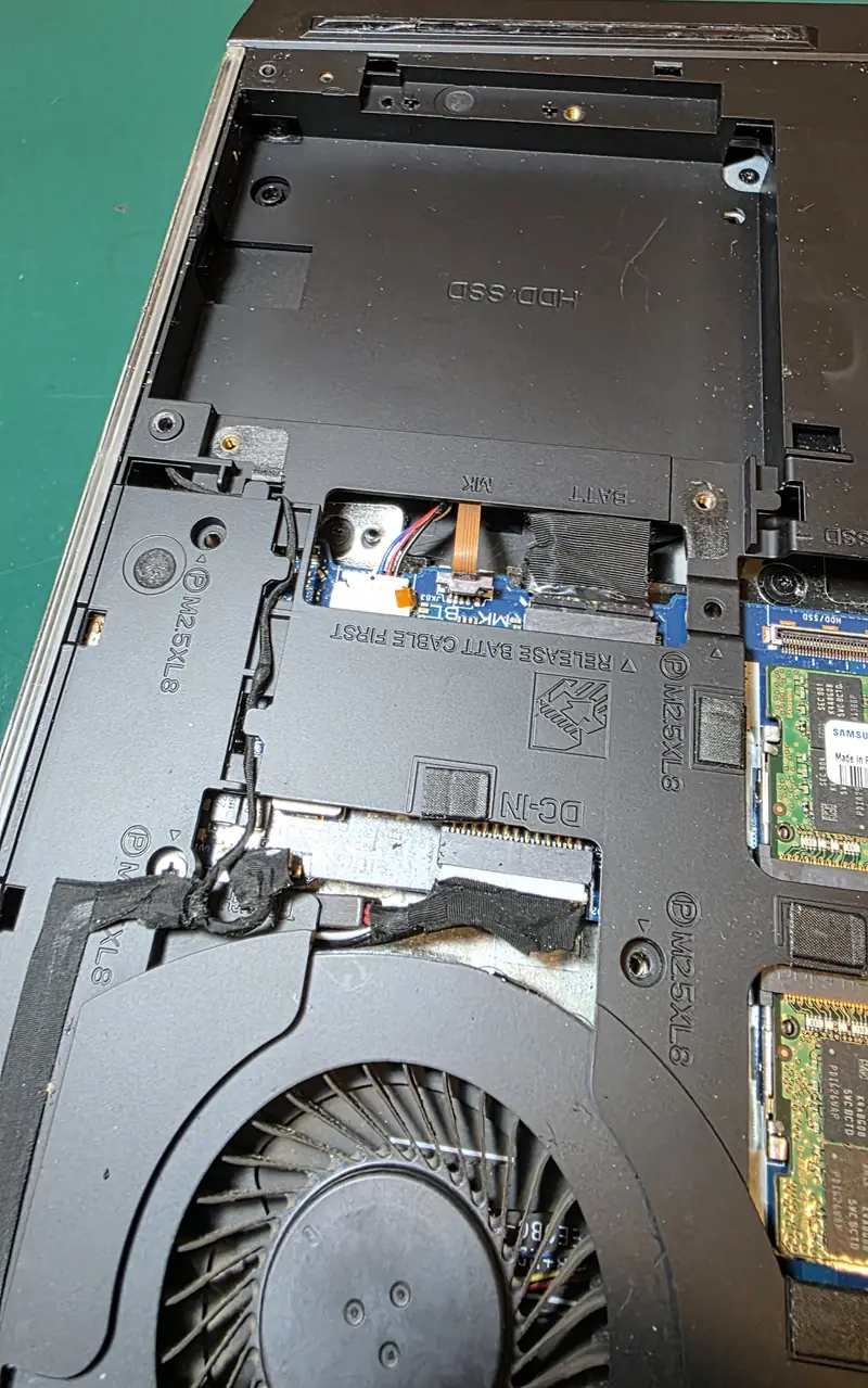 Interior do Alienware 17 R5 com conectores, cabos e uma das ventoinhas aparecendo pela base