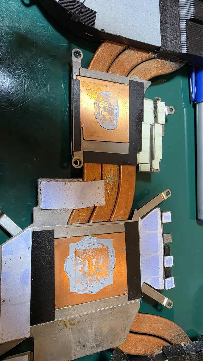 Bases de cobre do dissipador do Alienware 17 R5 com resto de pasta térmica antiga