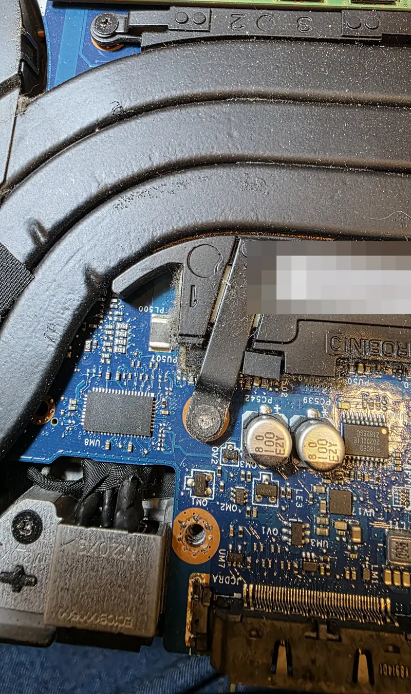 Fixação do dissipador do Alienware 17 R5 parafusada junto a componentes da placa-mãe