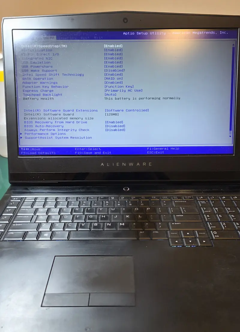 Alienware 17 R5 montado e ligado depois da limpeza, com o setup do BIOS na tela
