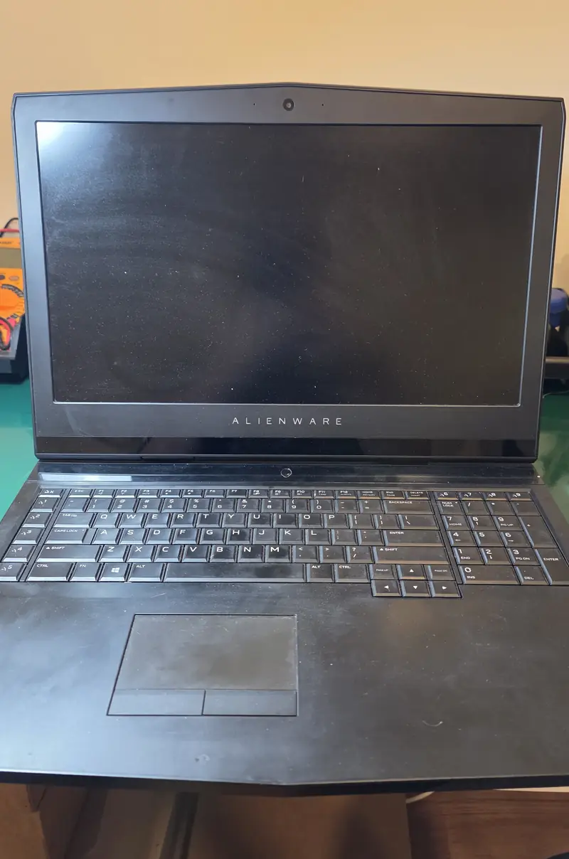 Notebook Alienware 17 R5 aberto sobre a bancada da WorkNote antes da limpeza