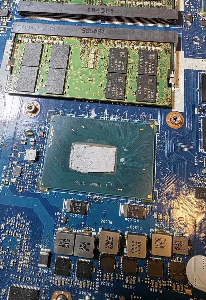 Processador do Alienware 17 R5 com pasta térmica nova aplicada antes da remontagem