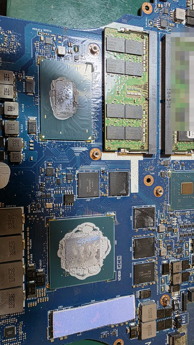 Processador e GPU do Alienware 17 R5 com pasta térmica antiga ressecada e espalhada