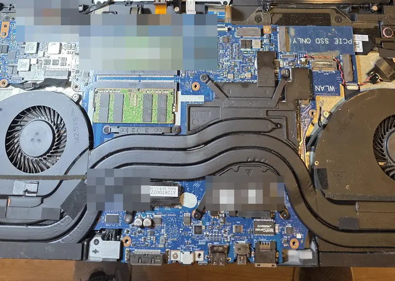Placa-mãe do Alienware 17 R5 exposta, com heat pipes e ventoinhas, depois de retirada a estrutura interna