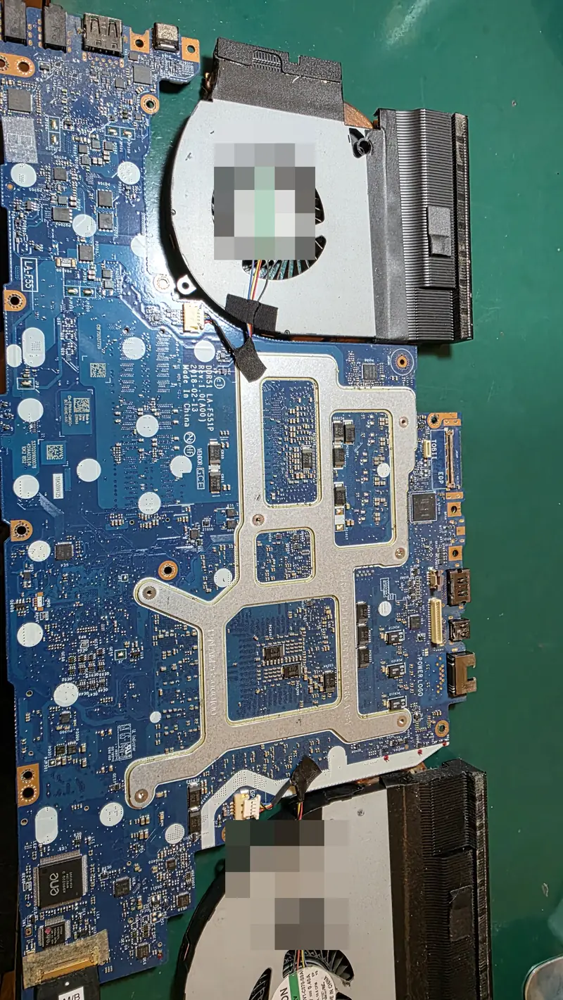 Placa-mãe do Alienware 17 R5 sem o dissipador, com as duas ventoinhas e a moldura metálica de fixação