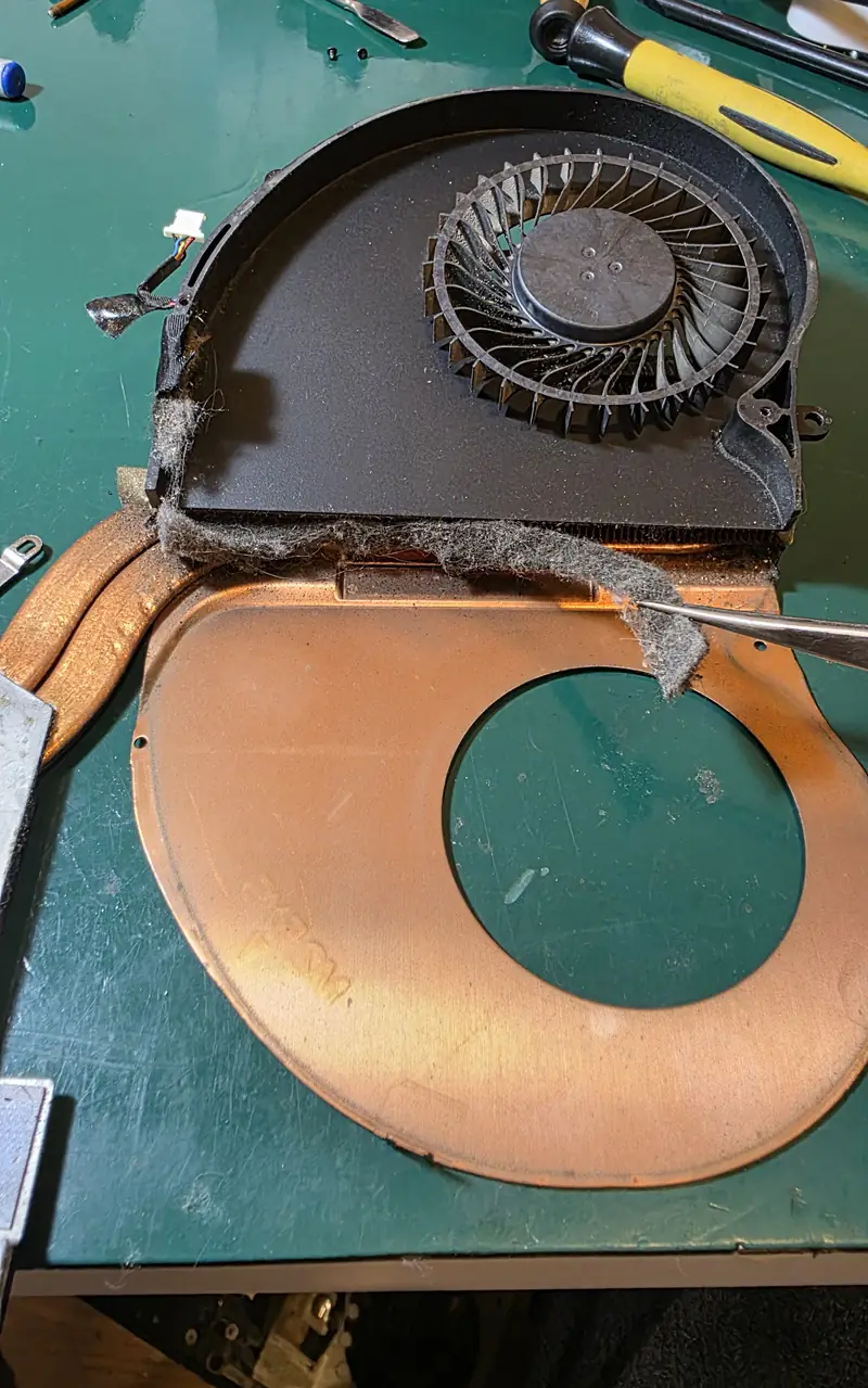 Detalhe da poeira compactada retirada das aletas do dissipador do Alienware 17 R5