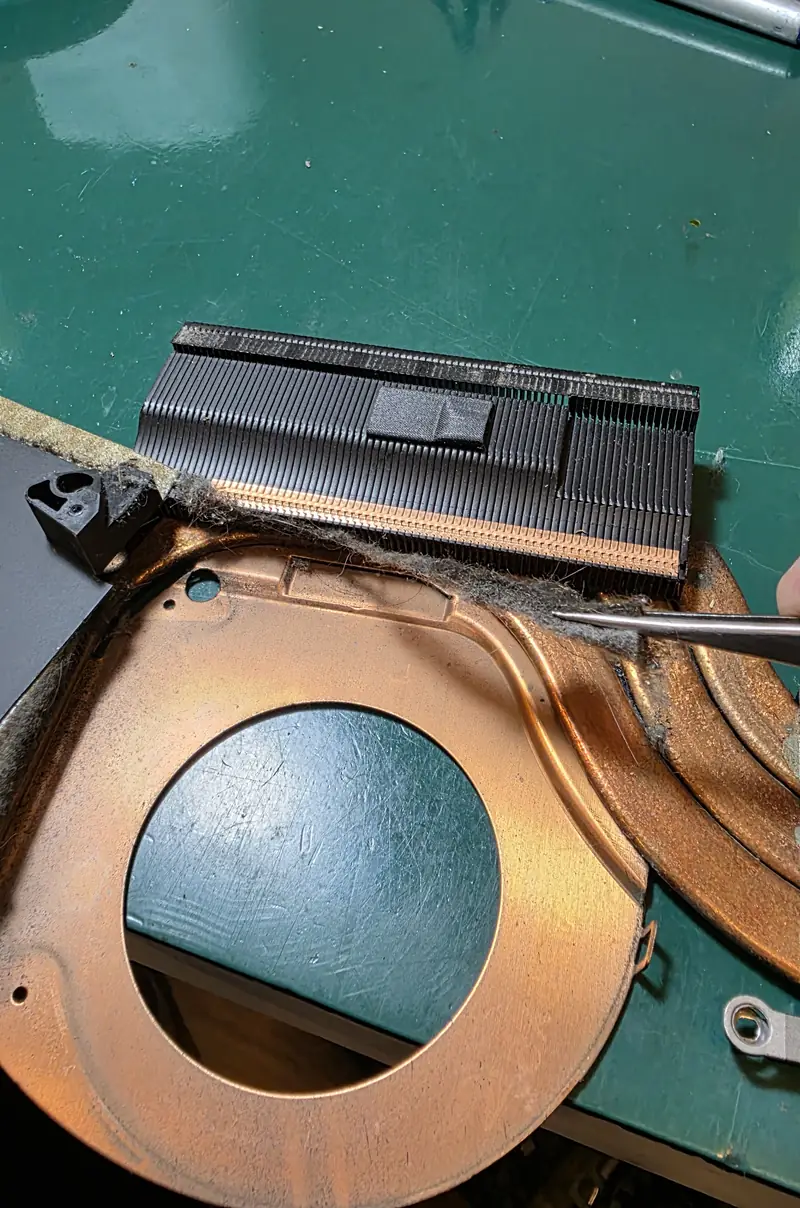 Segundo conjunto de aletas do Alienware 17 R5 durante a retirada da poeira com pinça