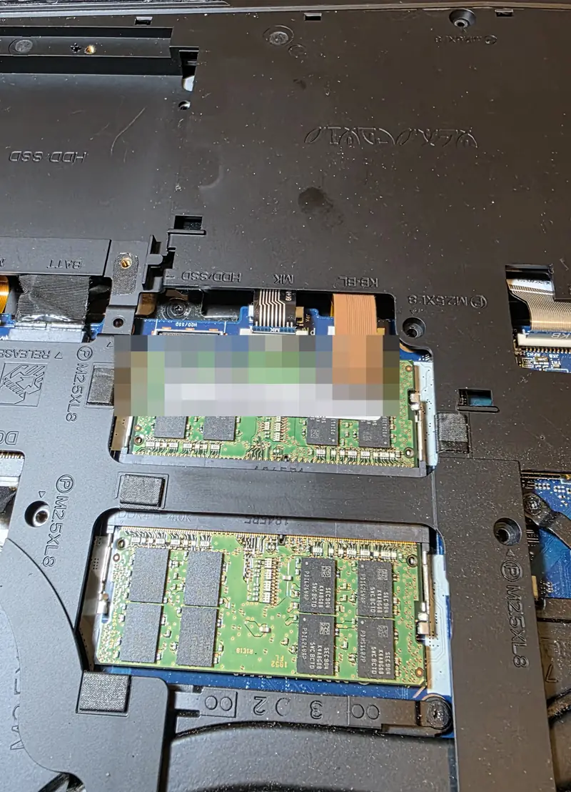 Parte de baixo do Alienware 17 R5 aberta, com os módulos de memória e a estrutura interna