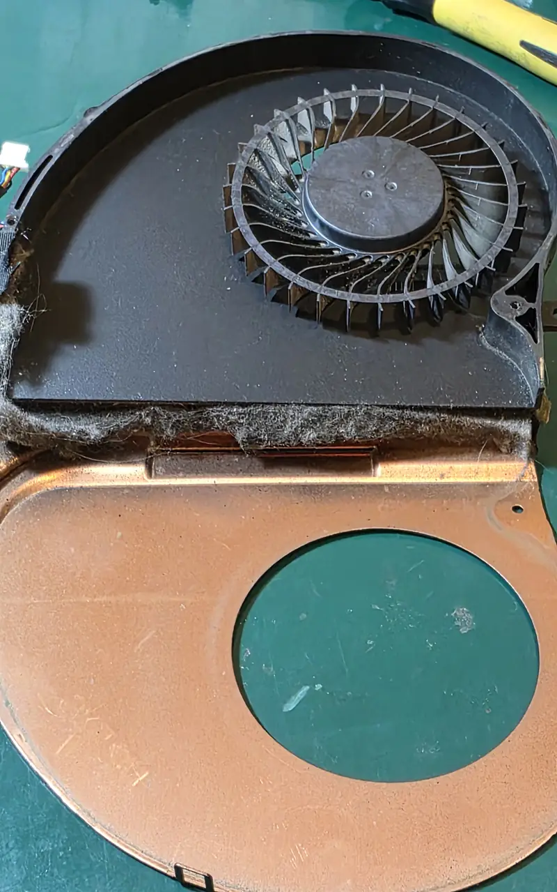 Ventoinha do Alienware 17 R5 aberta, com camada de poeira compactada na entrada das aletas do dissipador