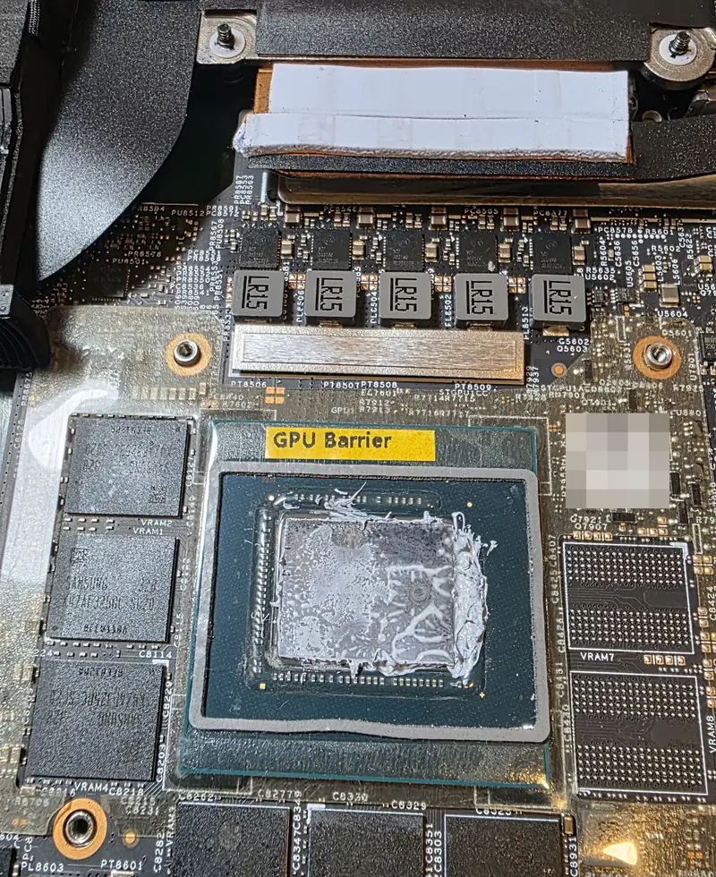 GPU do Alienware m16 R1 com pasta térmica antiga sobre o chip e a etiqueta GPU Barrier ao redor