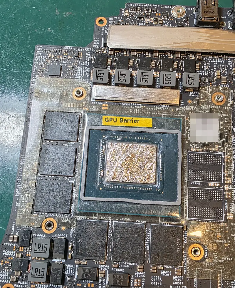 GPU do Alienware m16 R1 com metal líquido novo aplicado sobre o chip, cercado pela barreira de proteção