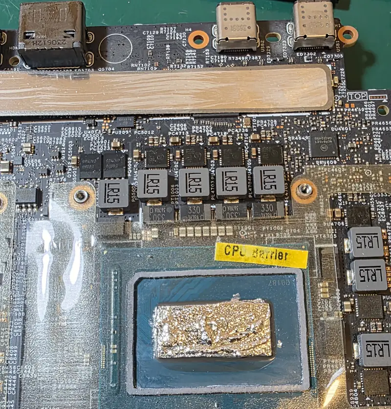 Processador do Alienware m16 R1 com metal líquido novo aplicado sobre o die, dentro da barreira de proteção
