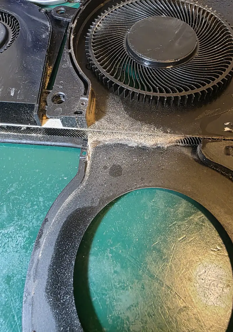 Detalhe da poeira acumulada na carcaça da ventoinha do Alienware x17 R1 antes da limpeza