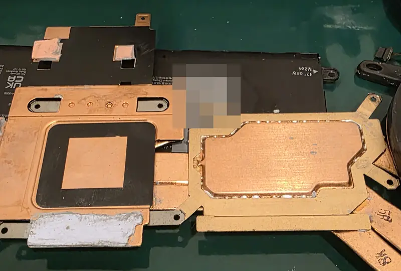 Bases de contato de cobre do dissipador do Alienware x17 R1 limpas, sem a pasta térmica antiga