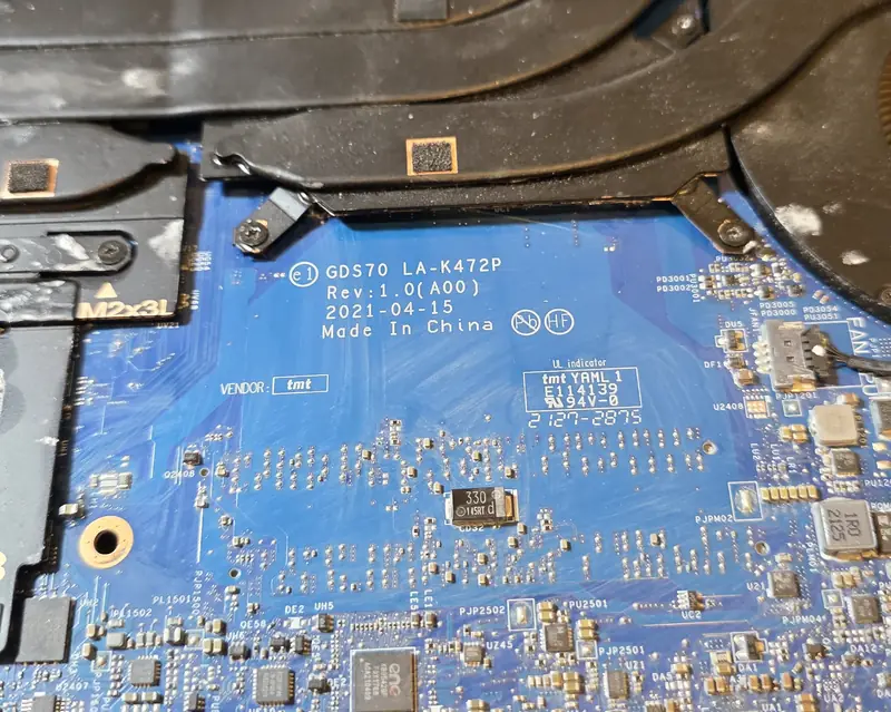 Serigrafia GDS70 LA-K472P na placa-mãe do Alienware x17 R1, usada para identificar o modelo