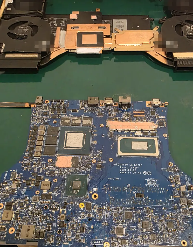 Placa-mãe e conjunto de dissipação do Alienware x17 R1 limpos, lado a lado, antes da remontagem
