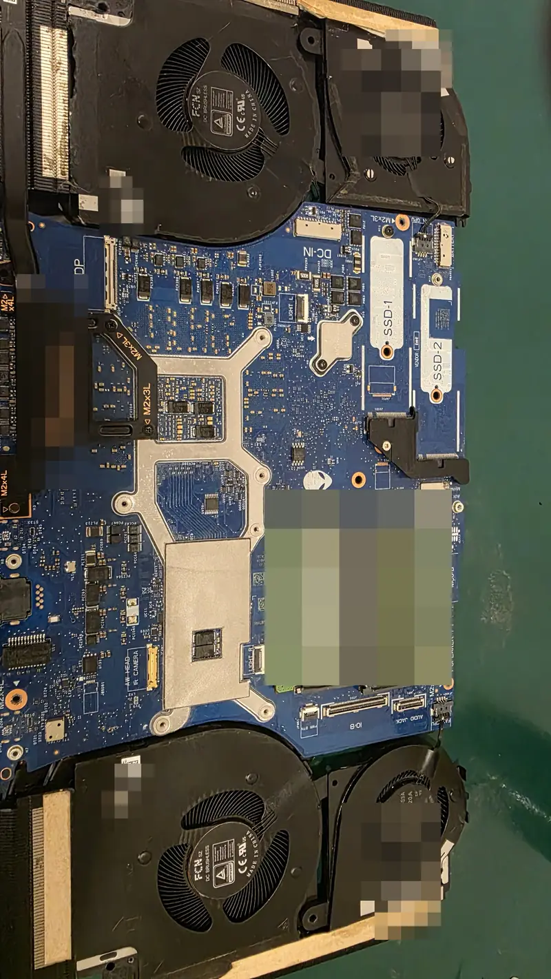 Lado das memórias da placa do Alienware x17 R1 com as quatro ventoinhas do sistema de refrigeração montadas