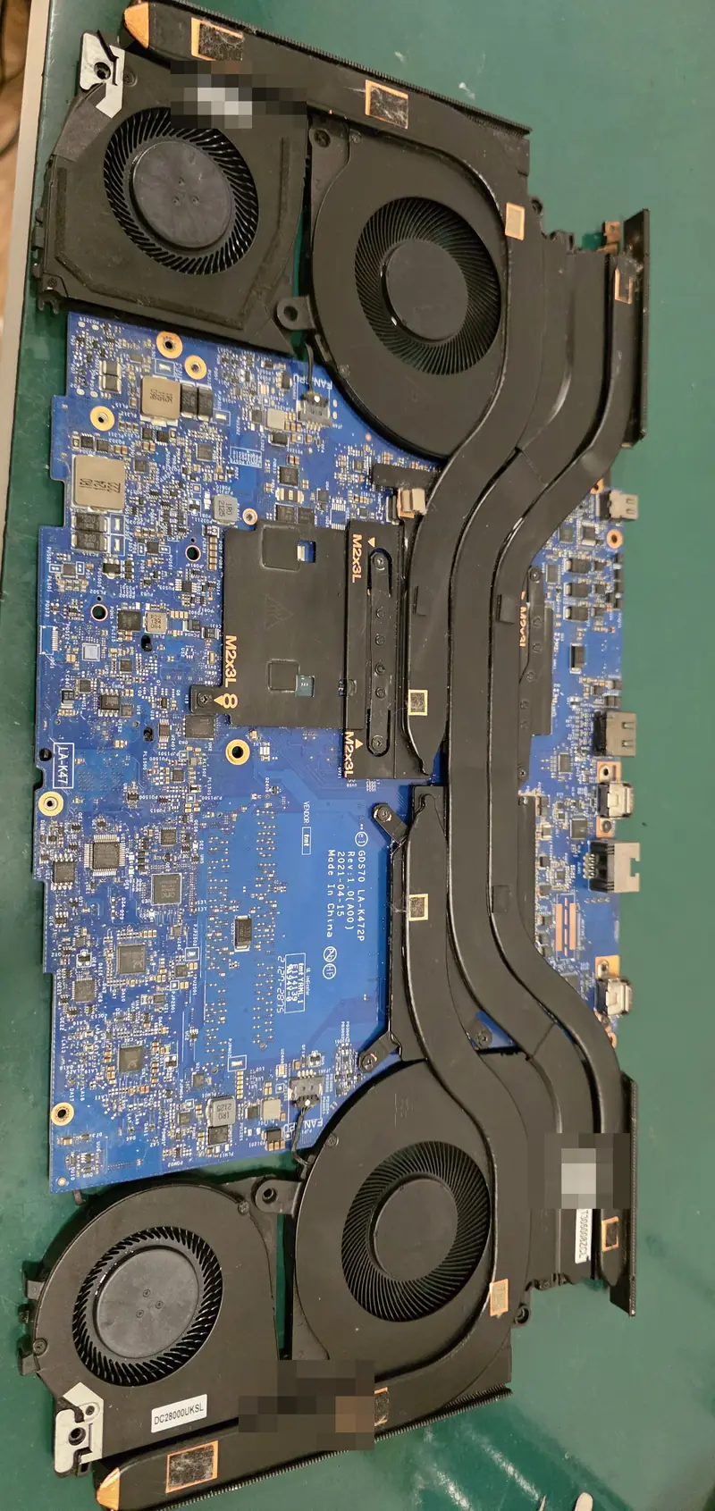 Placa-mãe do Alienware x17 R1 com o sistema de refrigeração de quatro ventoinhas e heat pipes remontado depois da limpeza