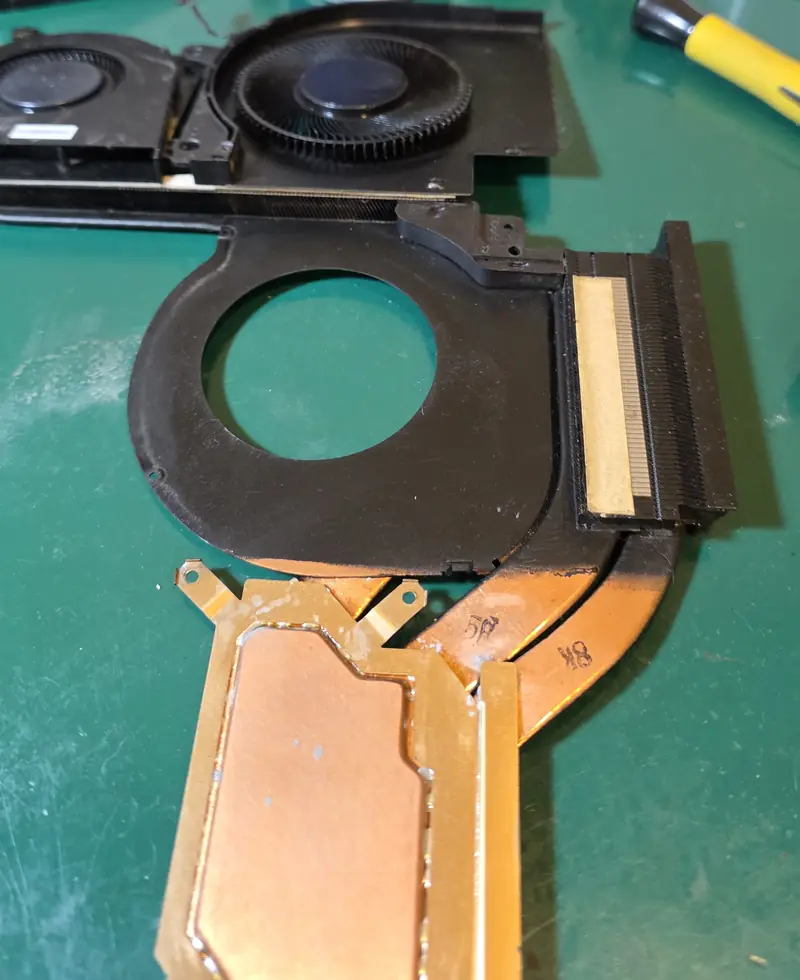 Carcaça da ventoinha e aletas do dissipador do Alienware x17 R1 depois da limpeza, sem o acúmulo de poeira