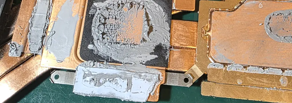 Dissipador do Alienware x17 R1 com pasta térmica em excesso transbordando das bases e placa com pasta sobre os chips de memória de vídeo