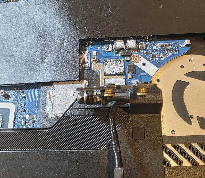 Dobradiça do Asus FX517Z recolocada sobre a área ampliada de resina no palm rest