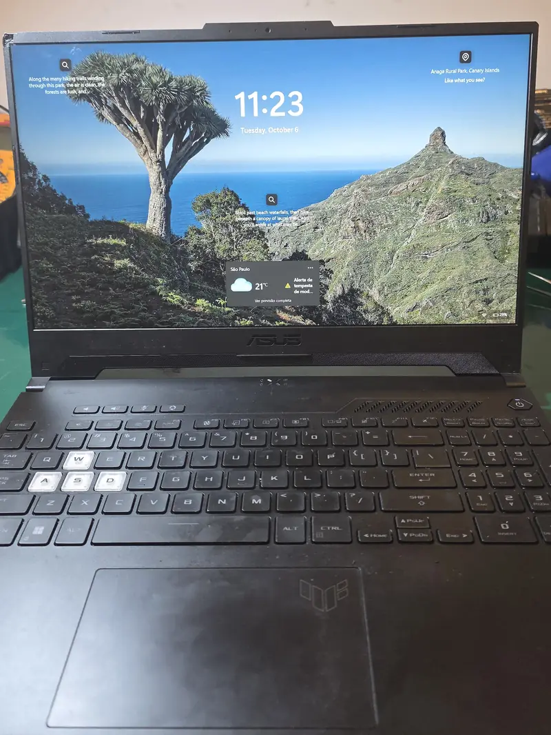 Asus FX517Z montado e ligado após o reparo da carcaça, mostrando a tela de bloqueio do Windows