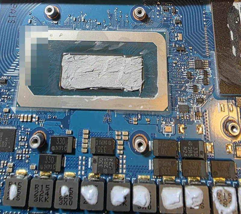 Processador do Asus FX517Z com pasta térmica nova aplicada durante a manutenção