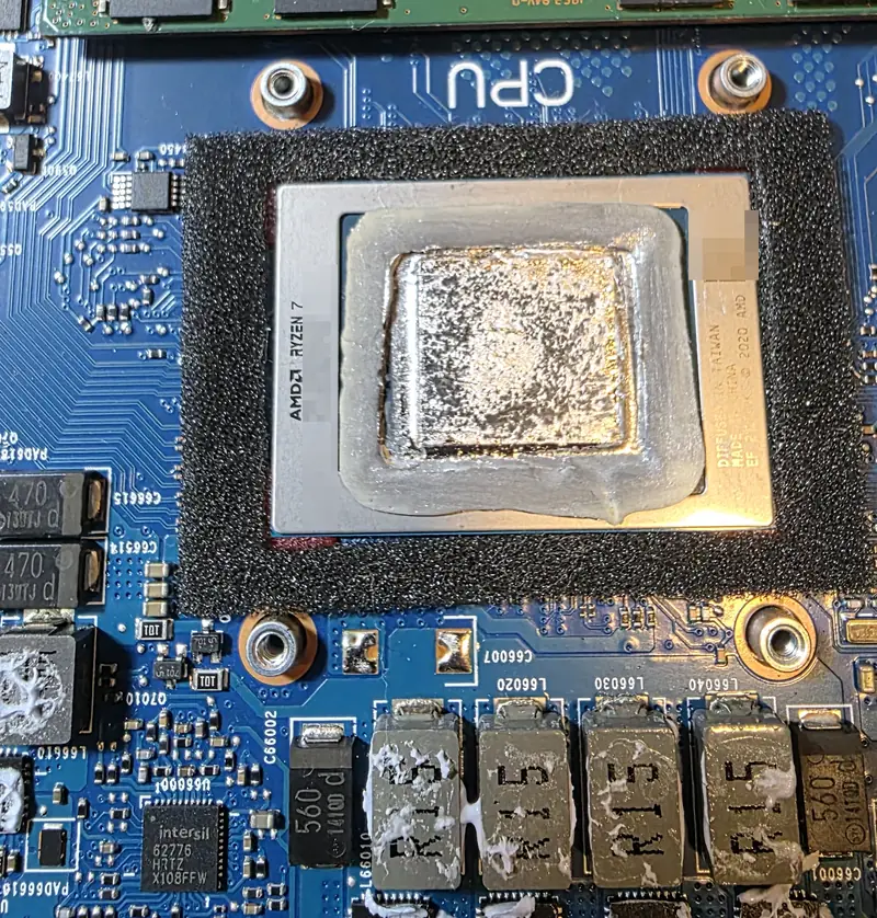 Processador AMD Ryzen 7 do Asus ROG Strix G513 com metal líquido antigo opaco e irregular dentro da proteção de espuma