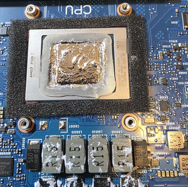 Processador do Asus ROG Strix G513 com metal líquido novo, espelhado e uniforme, aplicado sobre o die