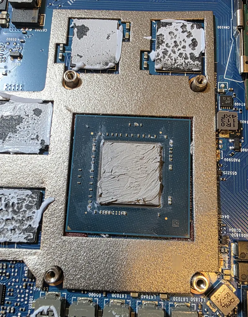 Chip da GPU RTX 3050 do Asus ROG Strix G513 coberto com pasta térmica nova após a limpeza