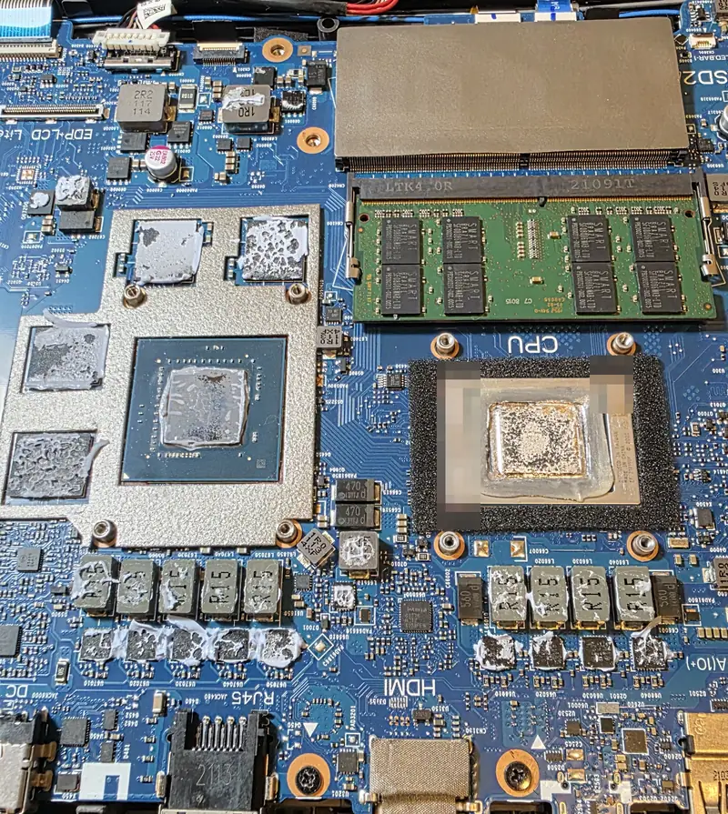 Placa-mãe do Asus ROG Strix G513 aberta, com GPU e processador Ryzen ainda com o composto térmico antigo