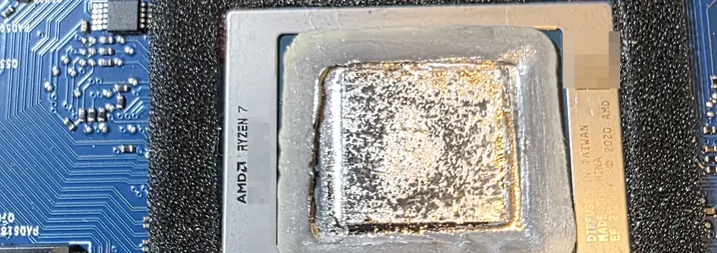 Processador AMD Ryzen 7 do Asus ROG Strix G513 com metal líquido antigo opaco e irregular dentro da proteção de espuma