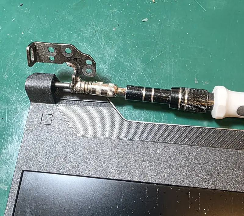 Dobradiça na tampa da tela do Asus TUF Gaming A15 durante o serviço de lubrificação