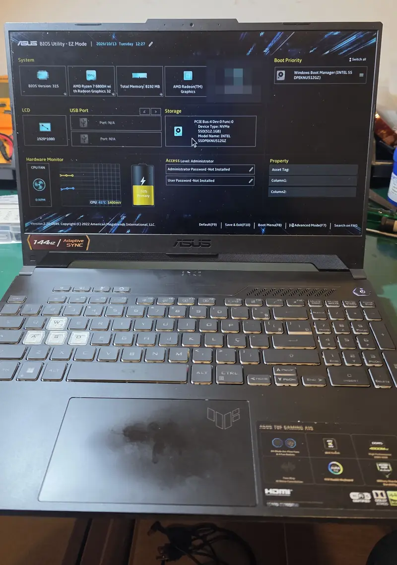 Asus TUF Gaming A15 montado e ligado depois do serviço, com o BIOS aberto na tela e o teclado novo