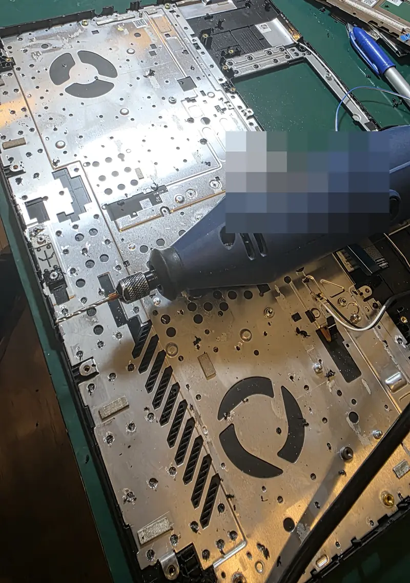 Parte de trás do palm rest do Asus TUF Gaming A15 durante a remoção dos pinos do teclado soldado
