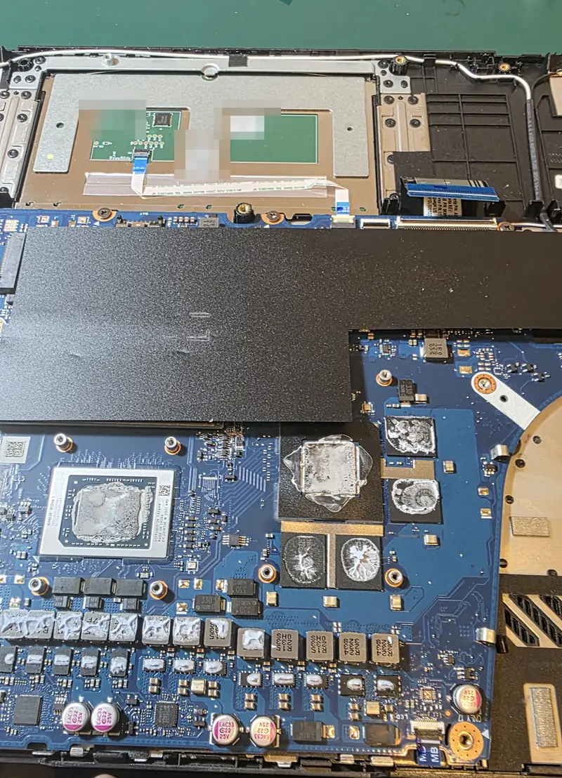 Placa-mãe do Asus TUF Gaming A15 aberta, com pasta térmica antiga no processador e nos chips antes da limpeza completa