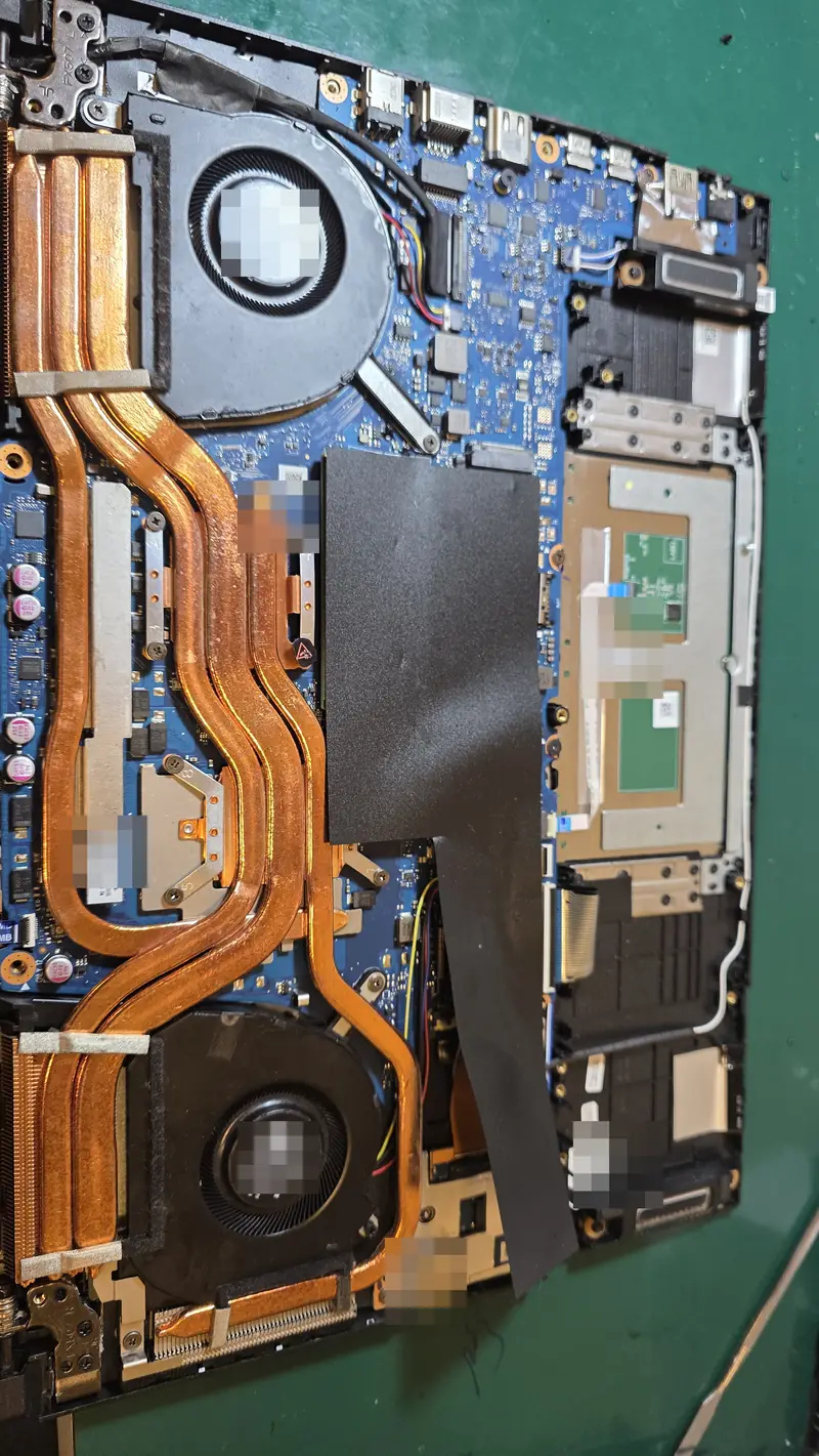 Placa-mãe do Asus TUF Gaming A15 com heat pipes de cobre e ventoinhas remontados depois da limpeza completa