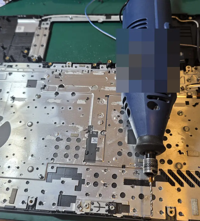 Micro retífica removendo os pinos plásticos que prendem o teclado soldado ao palm rest do Asus TUF Gaming A15