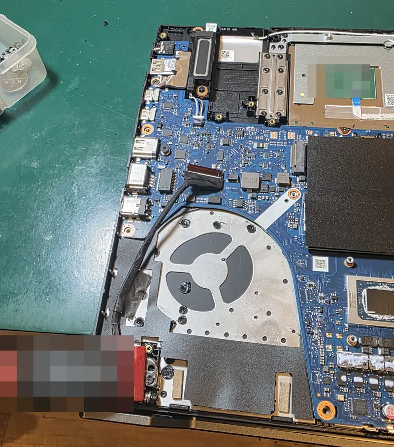 Carcaça do Asus TUF Gaming A15 presa com grampo na região da dobradiça durante a cura da resina
