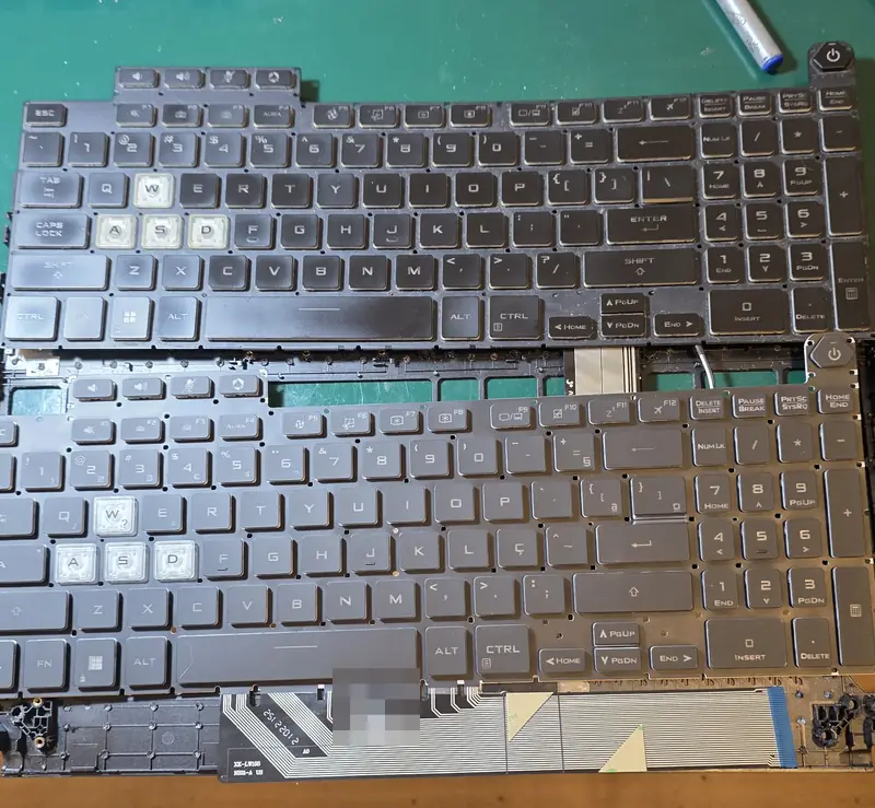 Teclado antigo e teclado novo do Asus TUF Gaming A15 lado a lado sobre a bancada