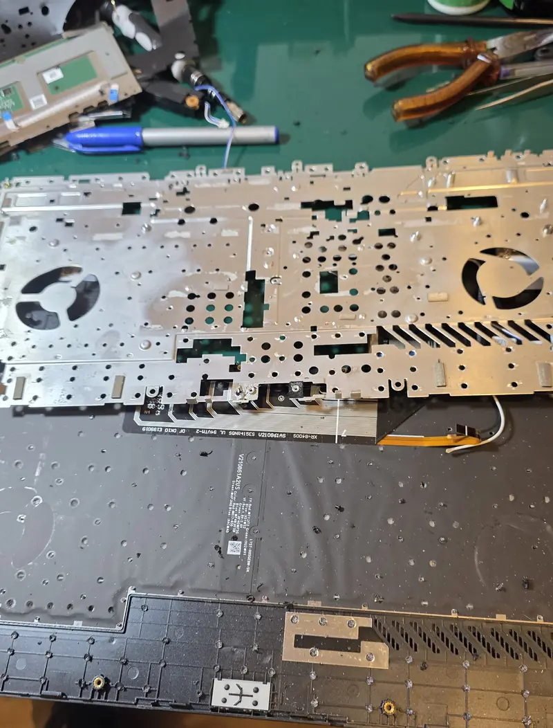 Teclado antigo do Asus TUF Gaming A15 solto do palm rest depois da remoção dos pinos de fixação