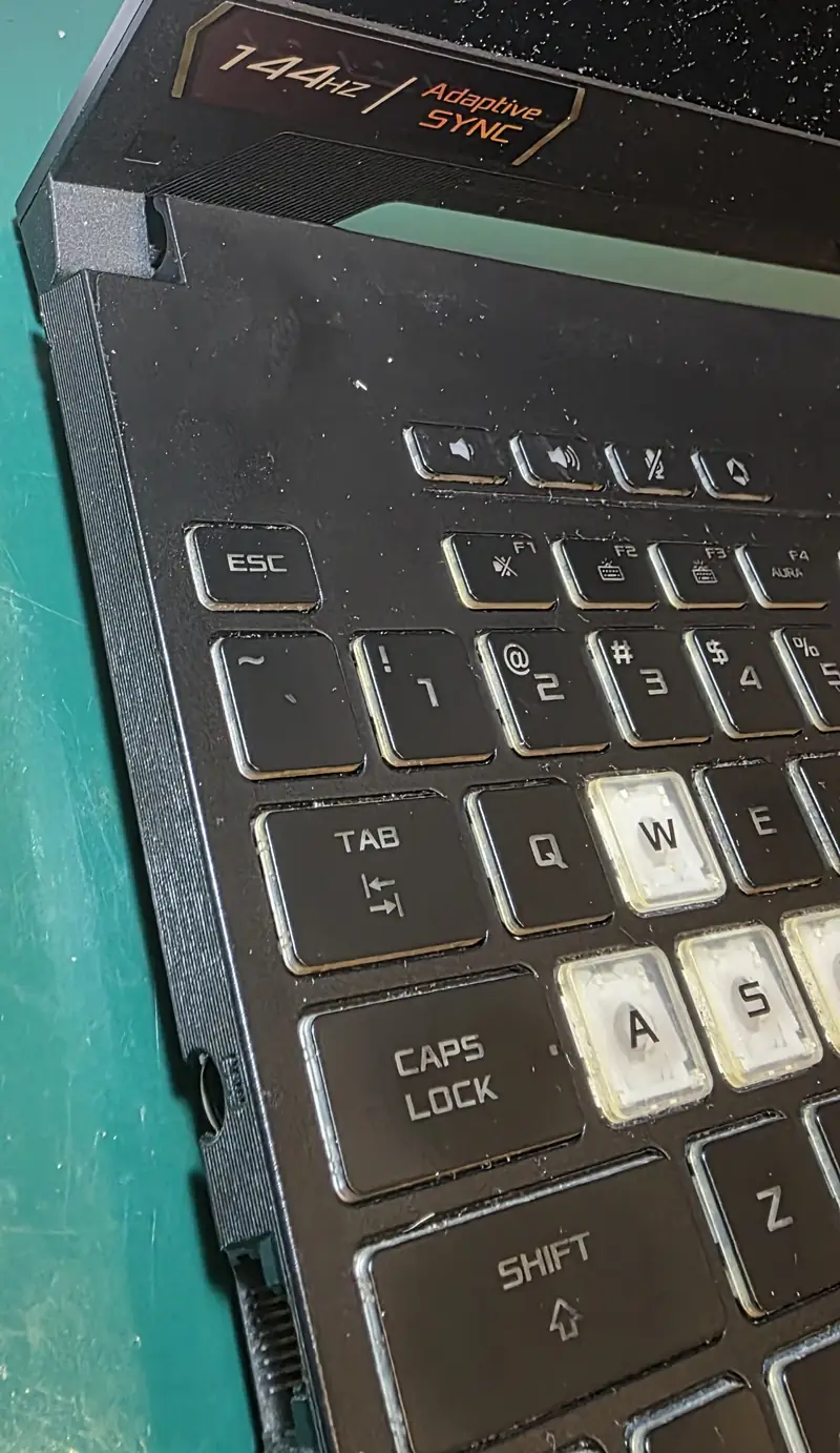 Teclado do Asus TUF Gaming A15 com as teclas W, A e S visivelmente gastas, antes da troca