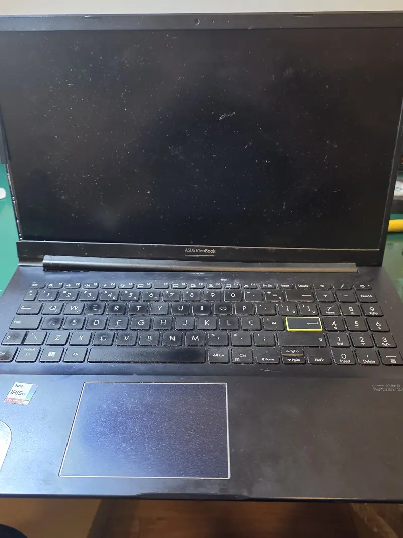 Asus Vivobook X513EA aberto sobre a bancada, como chegou para o reparo da tampa da tela