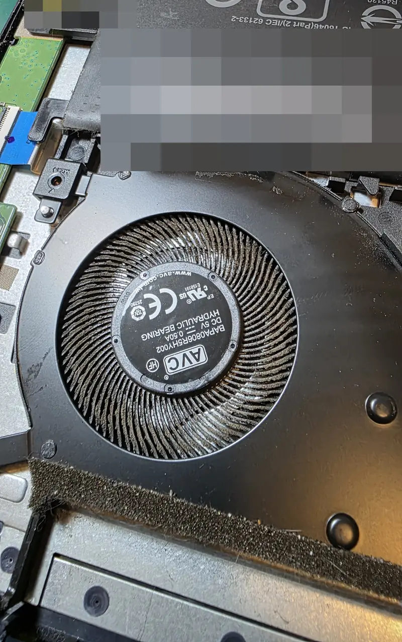 Cooler do Asus Vivobook X513EA com poeira acumulada antes da limpeza